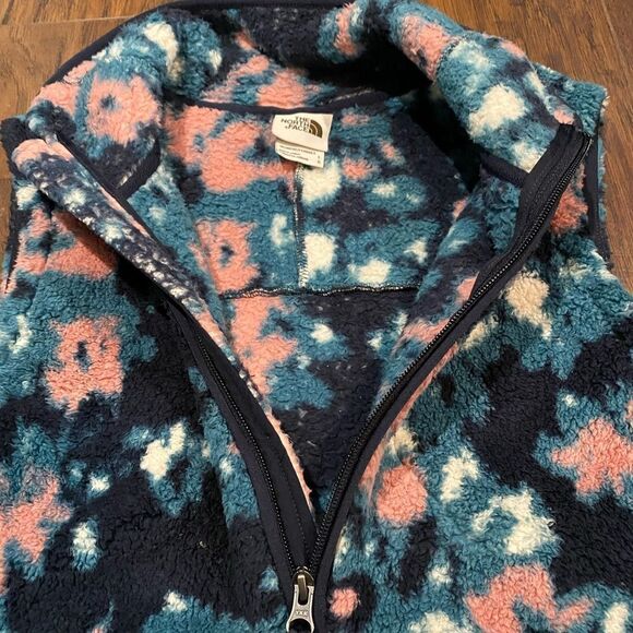 The North Face Campshire 2.0 Fleece Vest Woman's size Large Blue and pink Floral - Picture 9 of 10